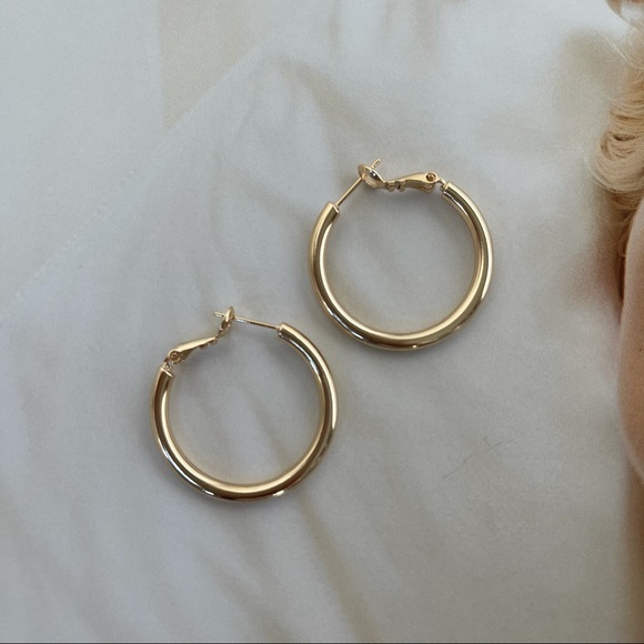 Monday Hoops — Gold - Picture 4 of 6